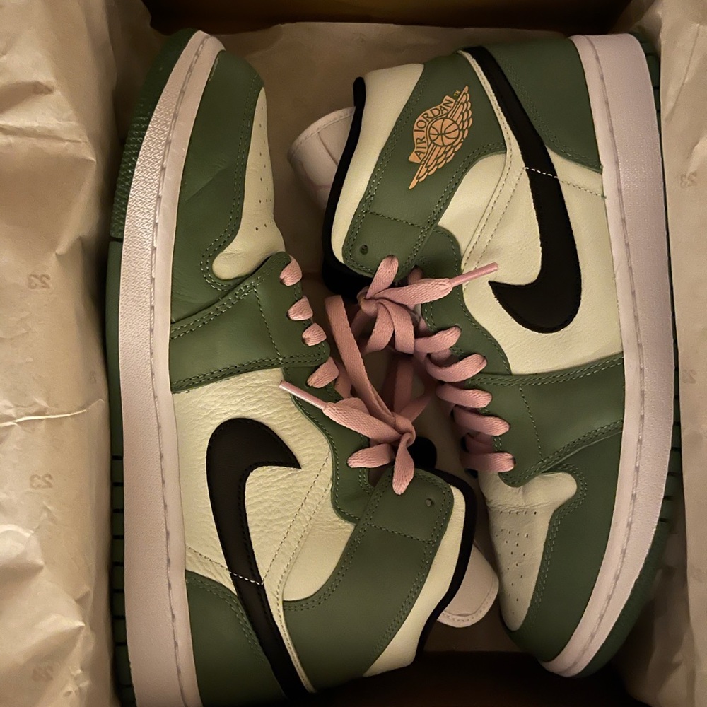 Nike air Jordan 1 mid Dutch green .